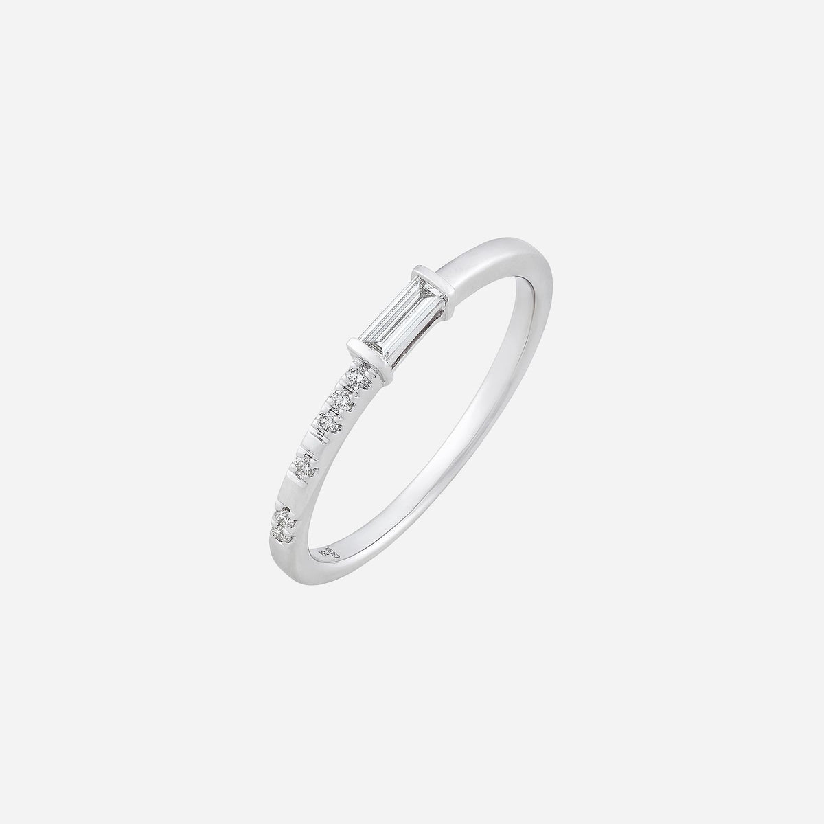 18k white gold rechteck diamond ring featuring a sleek baguette diamond and accent diamonds in a minimalist design.