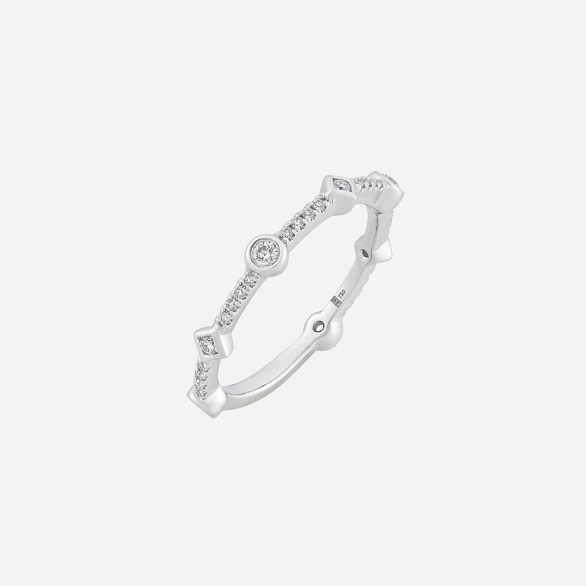 noble line diamond ring in 18k white gold with alternating round and diamond-shaped motifs, accented by sparkling diamonds.