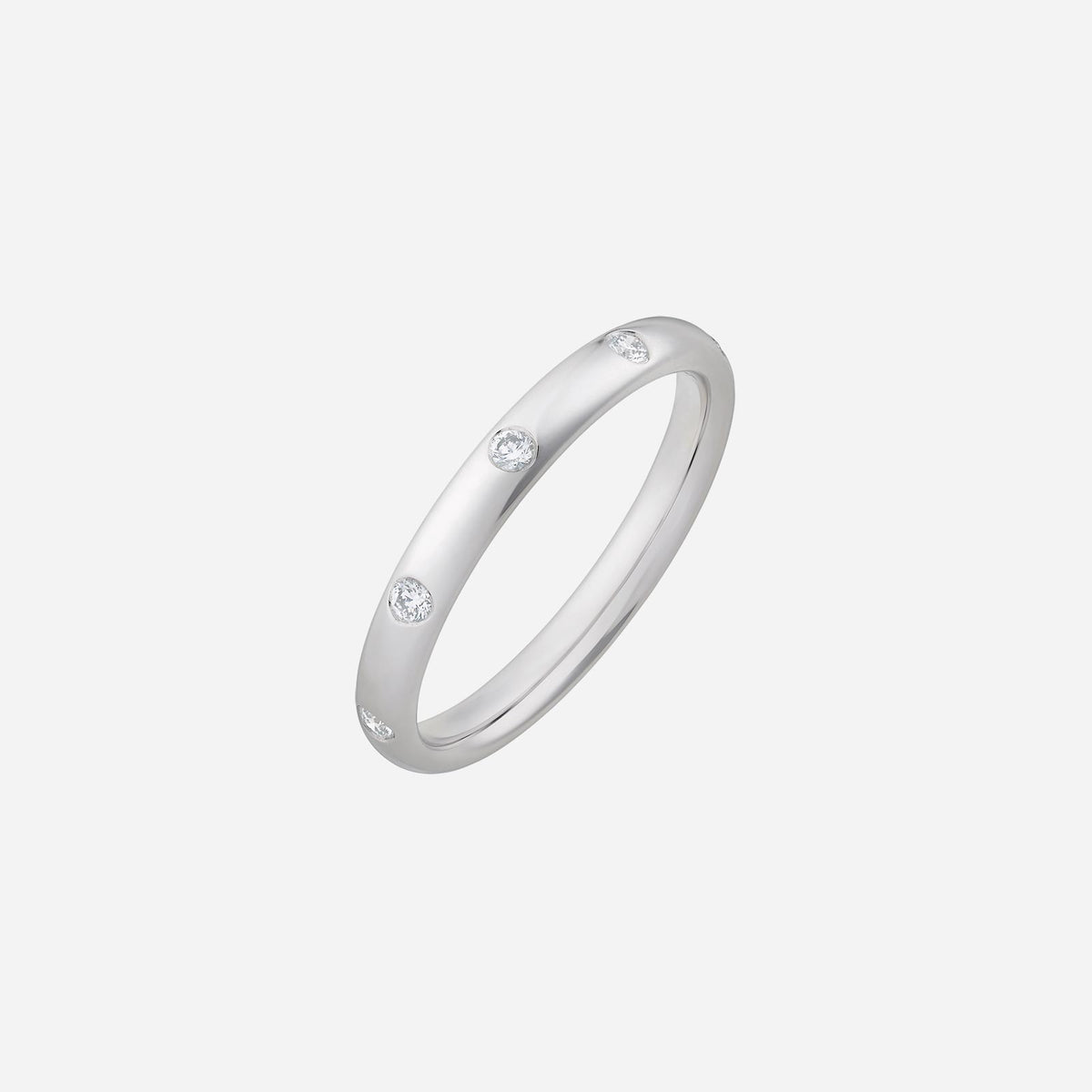 18k white gold diamond ring featuring five brilliant diamonds in a classic, elegant design.