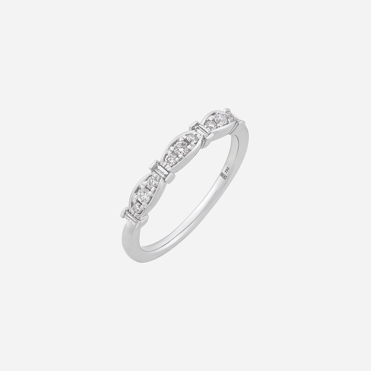 luxe shine diamond ring in 18k white gold with diamond clusters and baguette-cut accents for a radiant look.