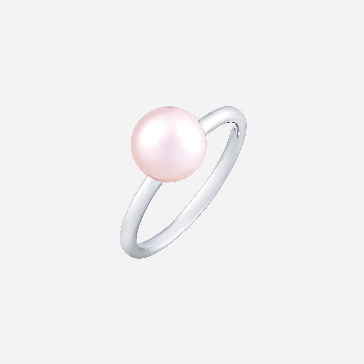 freshwater pearl ring in 18k white gold, featuring a luminous pink pearl on a polished band.