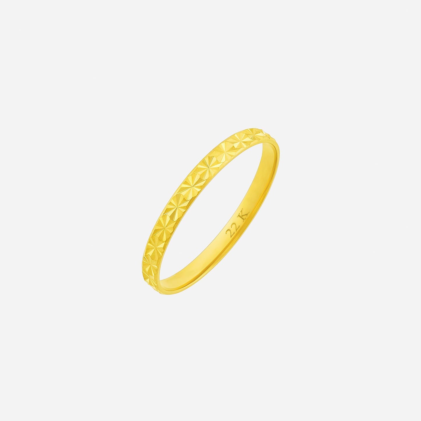 textured band in 22k yellow gold with a faceted surface for dynamic light reflection. timeless and bold design.