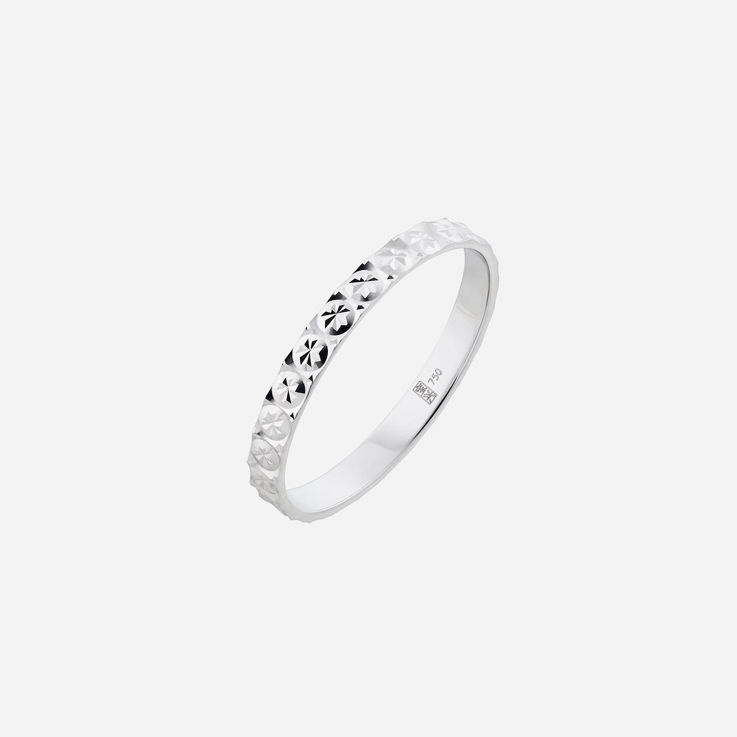 textured 18k white gold band featuring intricate patterns for a modern, elegant look. perfect for everyday wear.