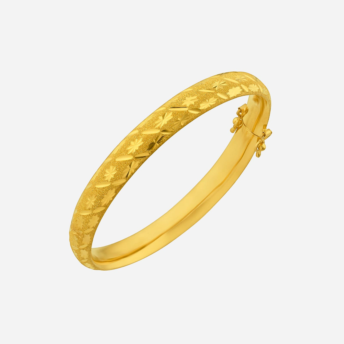 24k yellow gold star-etched bangle exuding celebrity glamour with a sleek and shiny finish. perfect for any occasion.