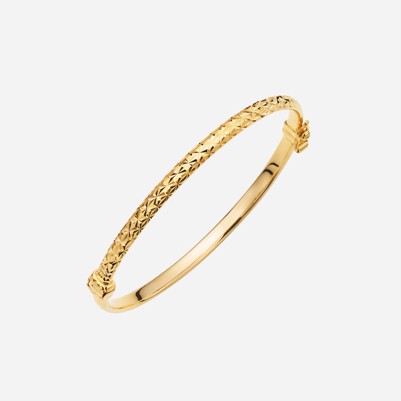 textured 22k yellow gold bangle featuring a diamond-cut design for a classic yet modern look.