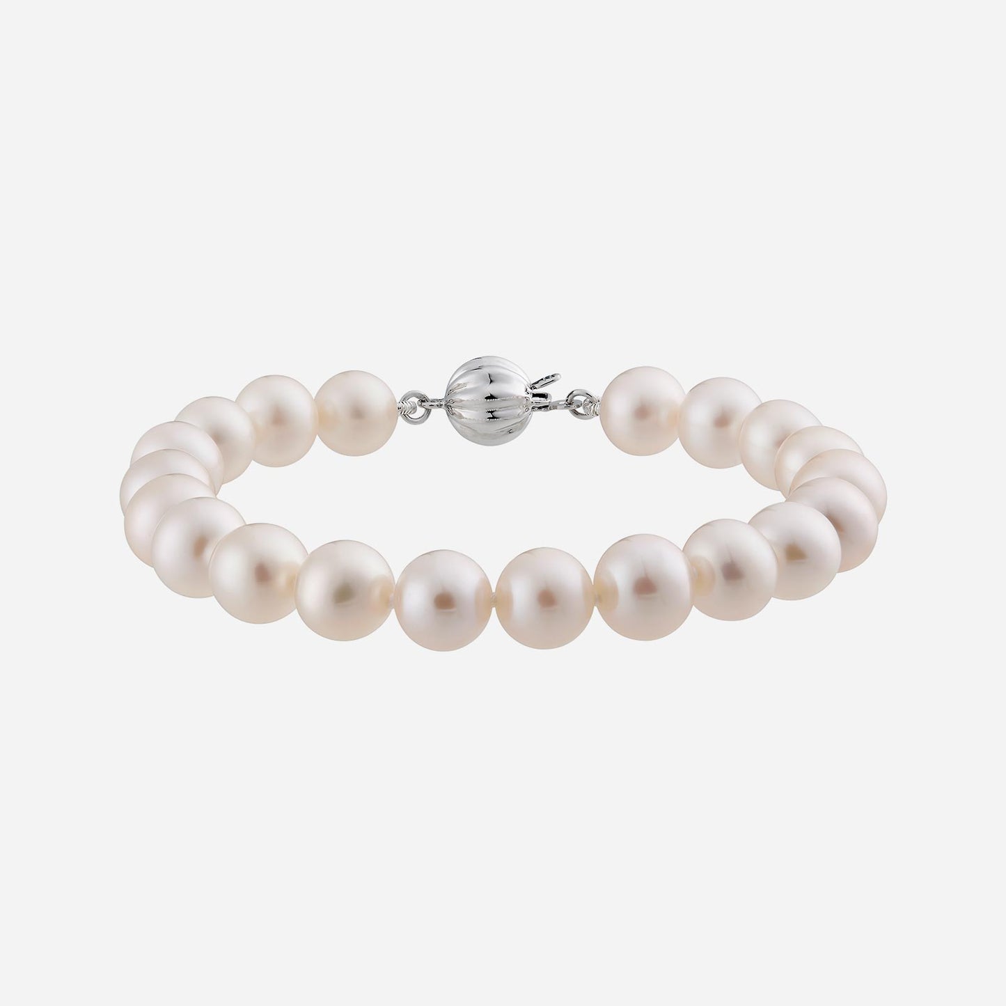 lustrous white pearl bracelet in 18k white gold, featuring a classic design with a secure clasp.