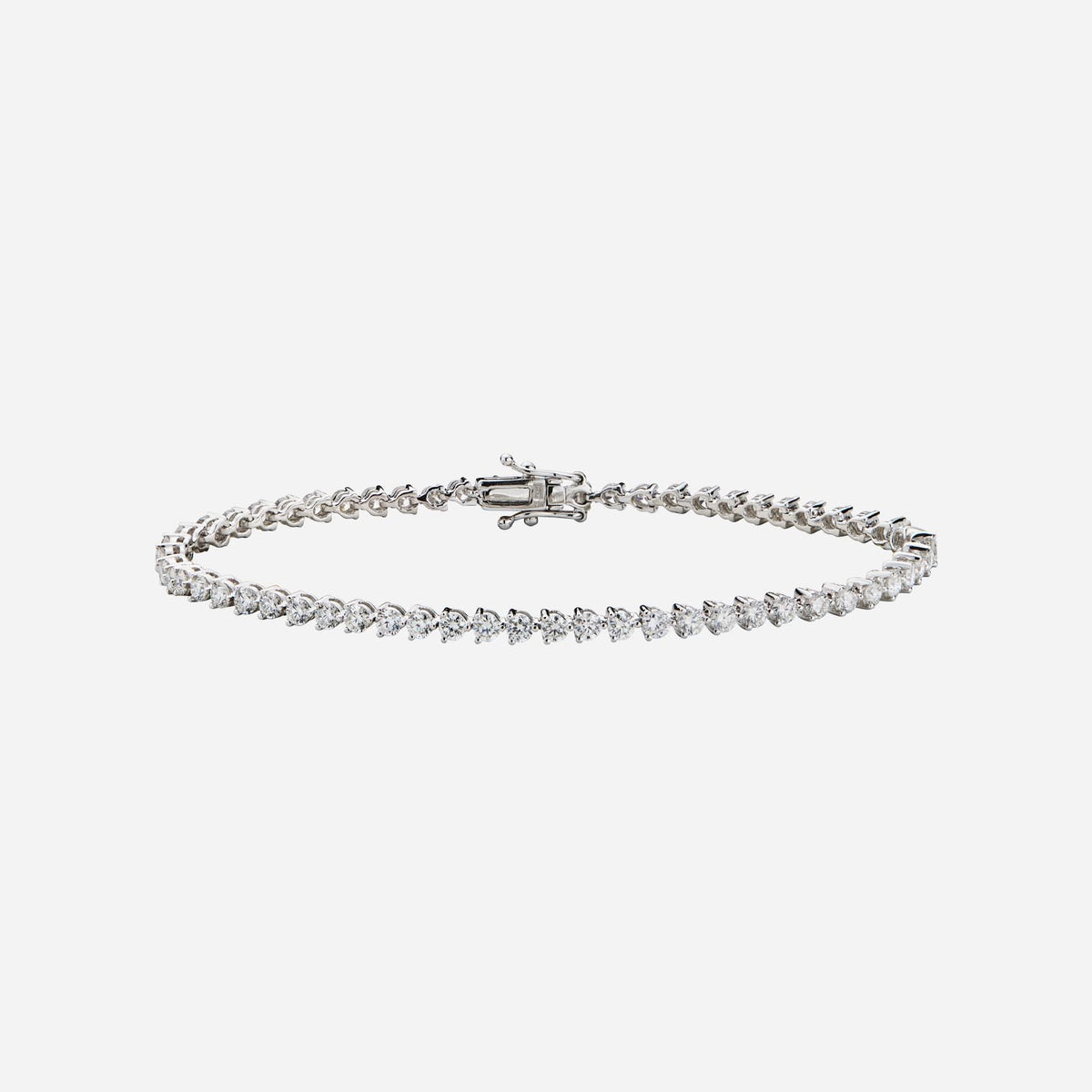 tennis bracelet in 18k white gold featuring round brilliant diamonds set in claw prongs for a timeless look.