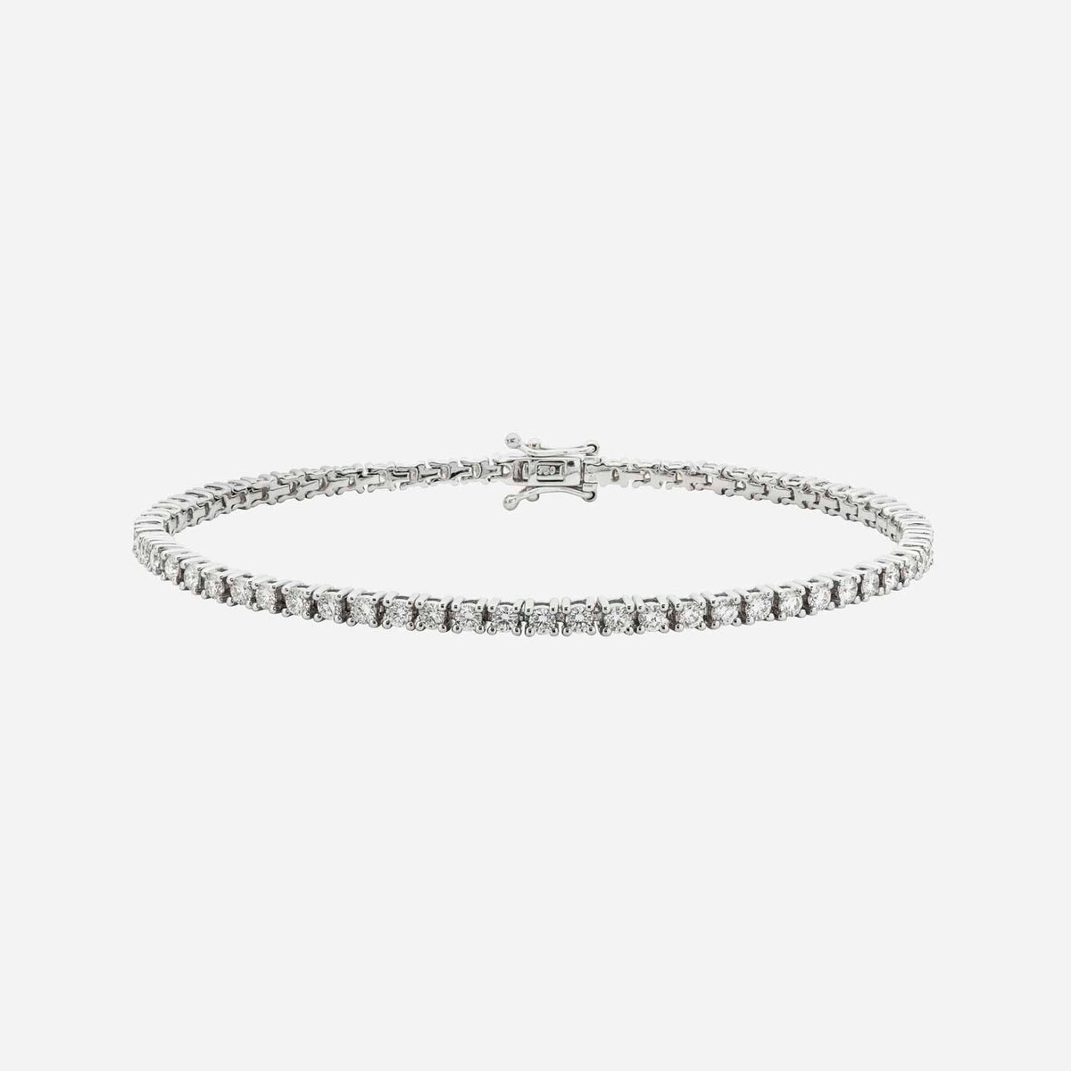 tennis bracelet in 18k white gold featuring a row of dazzling diamonds set in a classic design.