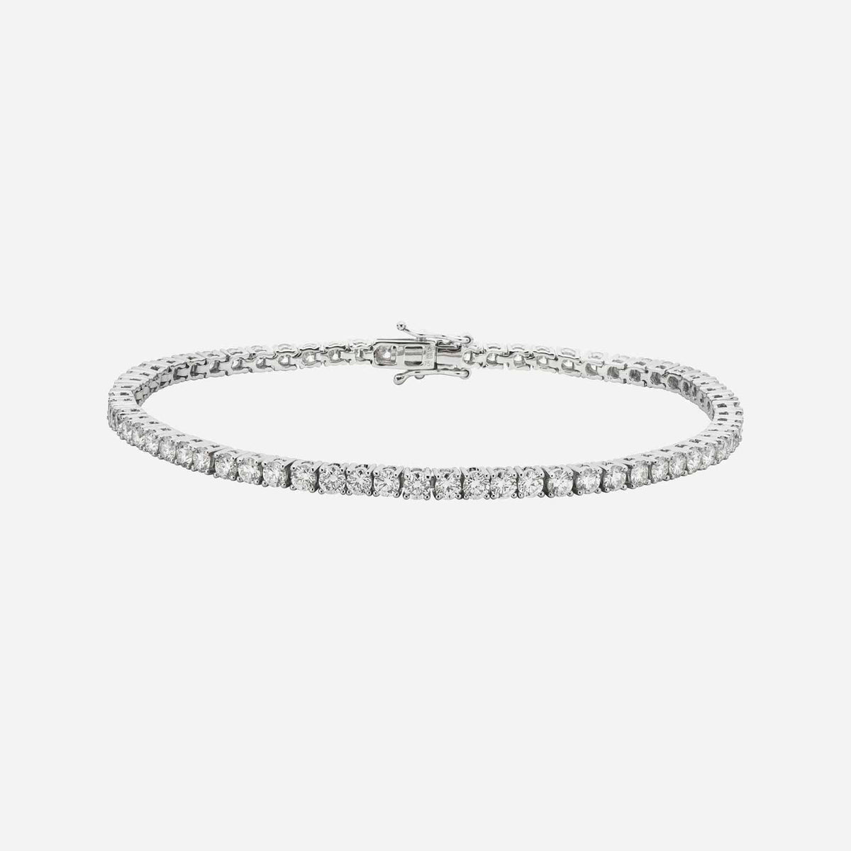 tennis bracelet in 18k white gold featuring a row of sparkling diamonds in a sleek, elegant design.