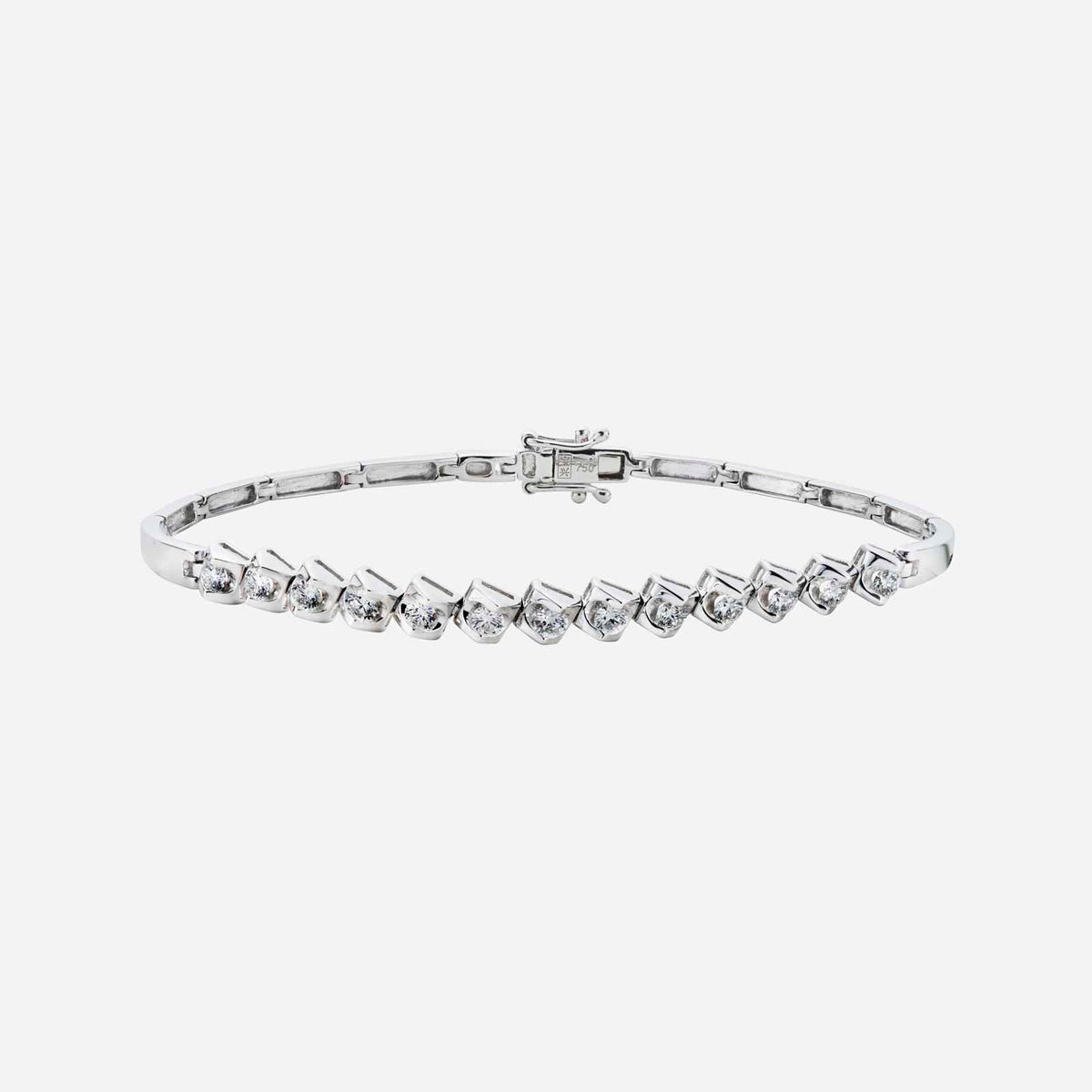 half tennis bracelet in 18k white gold adorned with a series of dazzling diamonds. elegant and sophisticated design.