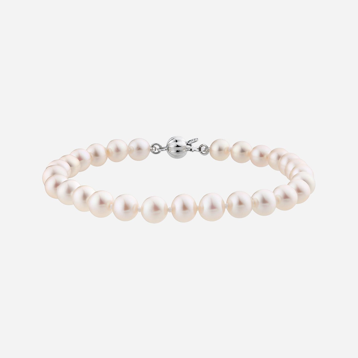 freshwater pearl bracelet in 18k white gold with a classic design and a secure clasp closure.