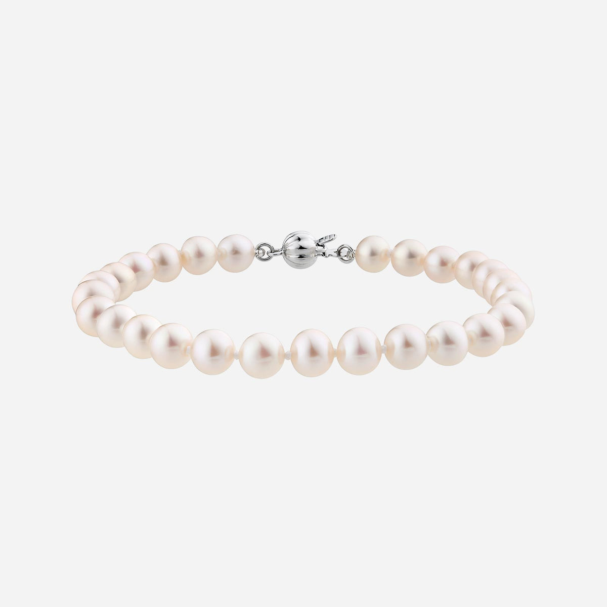 freshwater pearl bracelet in 18k white gold, featuring a classic design with natural radiance and secure clasp.