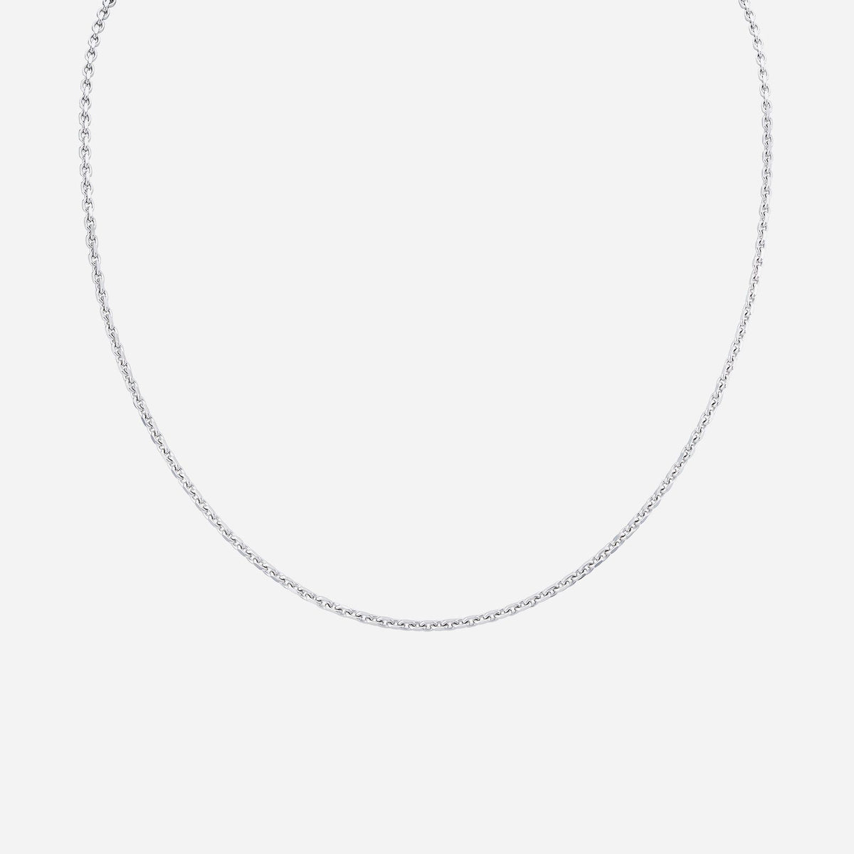 rolo chain in 18k white gold with smooth links, perfect for showcasing pendants. ideal for elegant accessorizing.