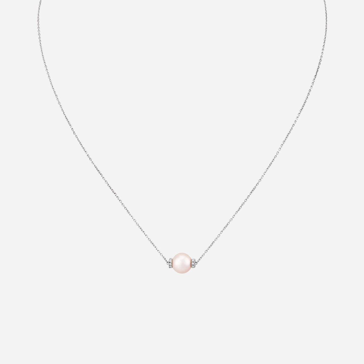 freshwater pearl necklace in 18k white gold, featuring diamonds on either side for a touch of elegance.