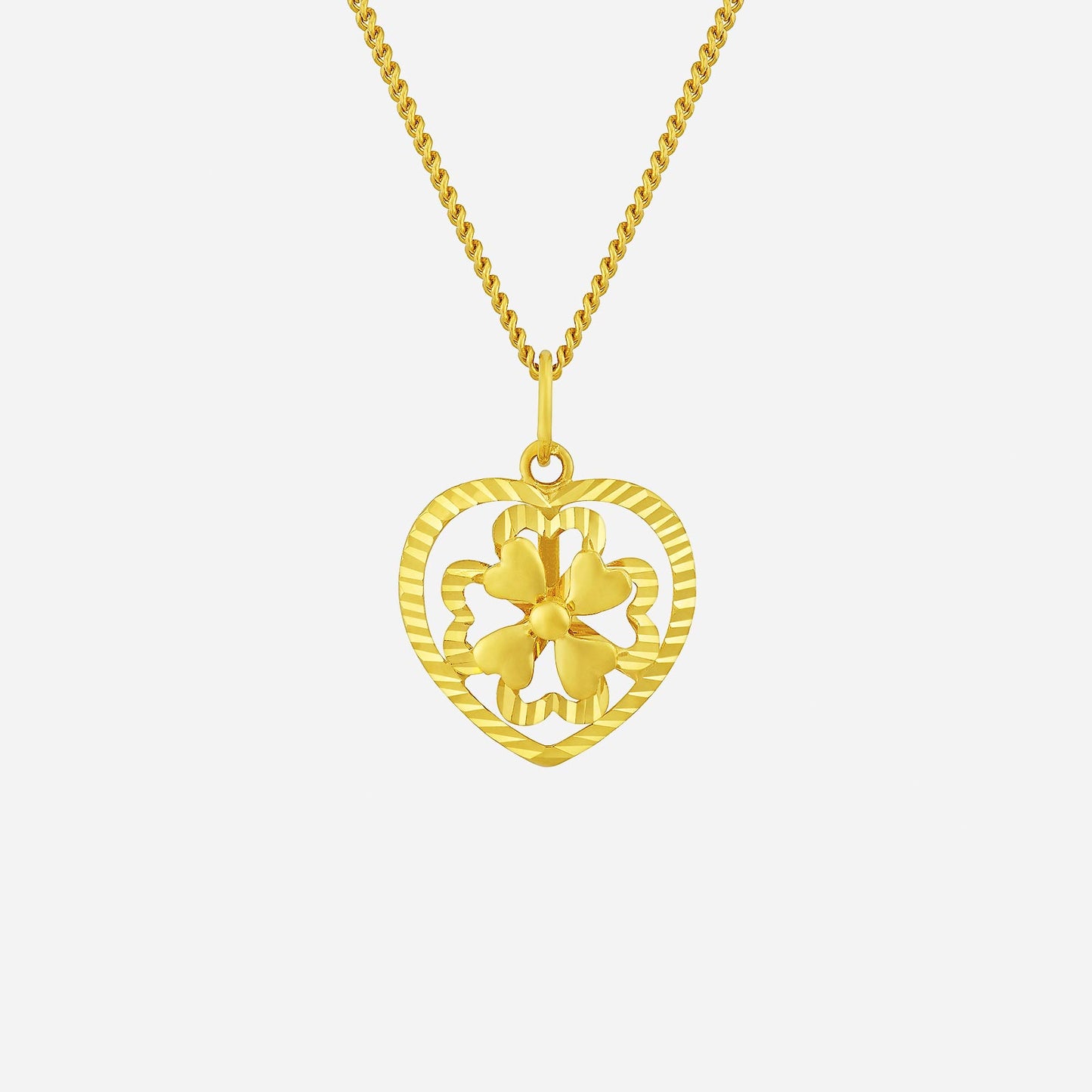 lucky clover pendant in yellow gold featuring a heart-shaped design and intricate floral details. elegant and charming accessory.