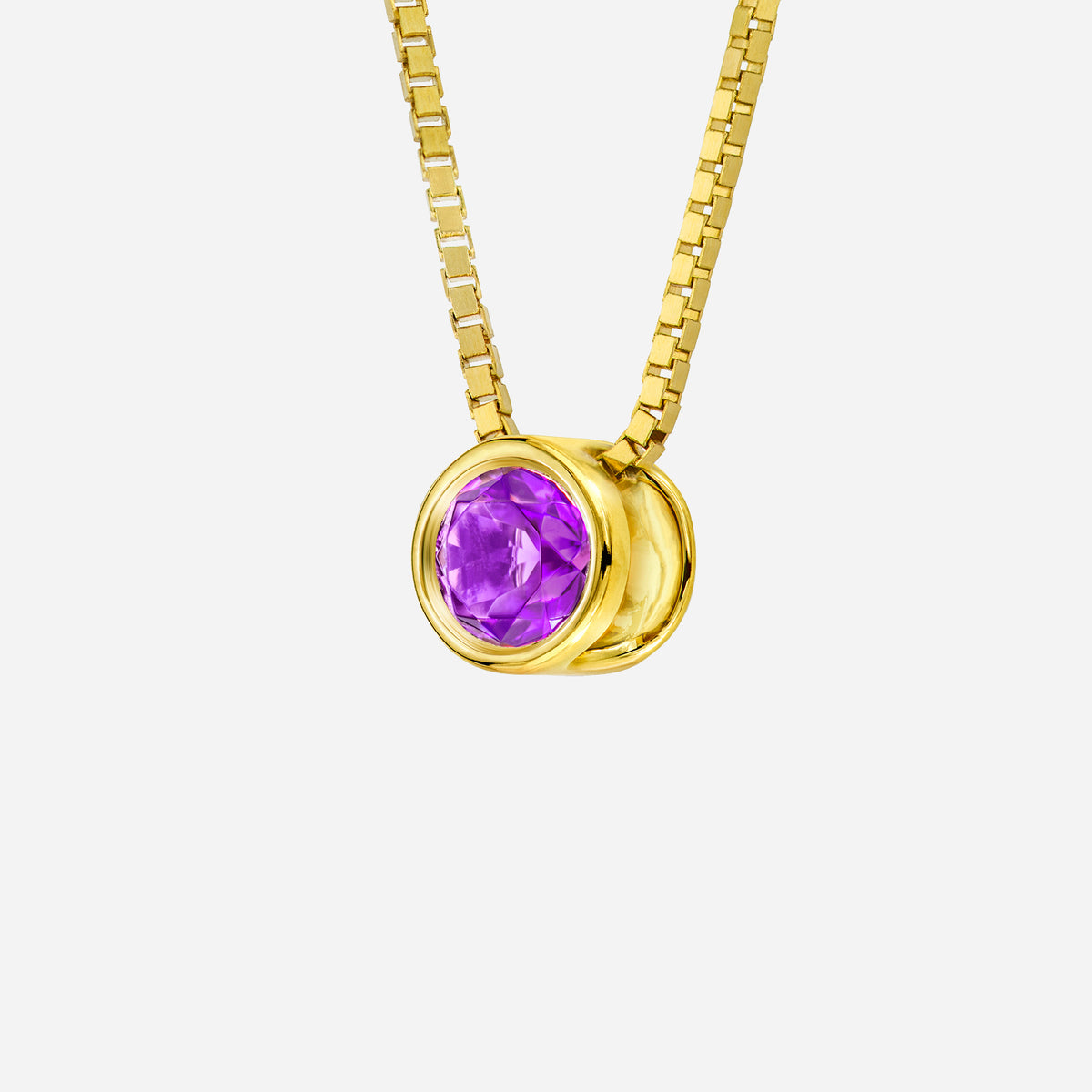 amethyst pendant in 18k yellow gold, featuring a round cut gemstone with a sleek setting and delicate chain.