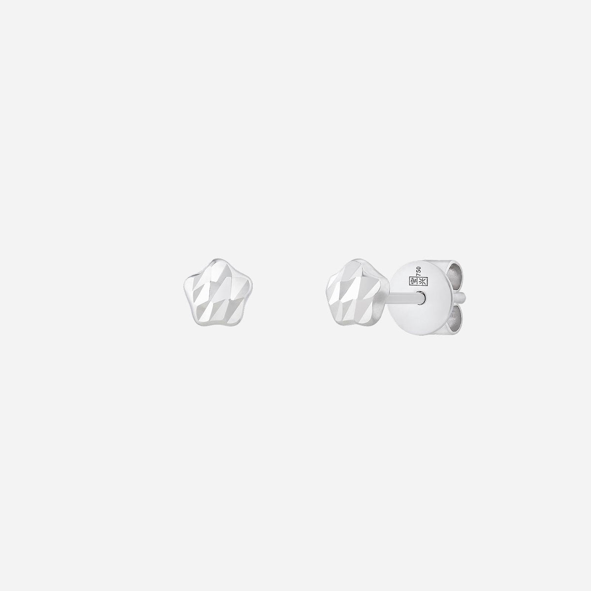 18k white gold star earrings with a delicate, faceted design for everyday elegance and sparkle.