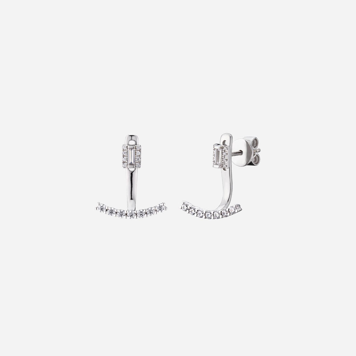 baguette curve earrings in 18k white gold with baguette and round diamond design. elegant and versatile jewellery piece.