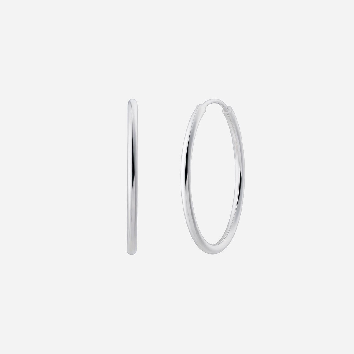 18k white gold hoop earrings with a sleek and timeless design, perfect for everyday elegance.
