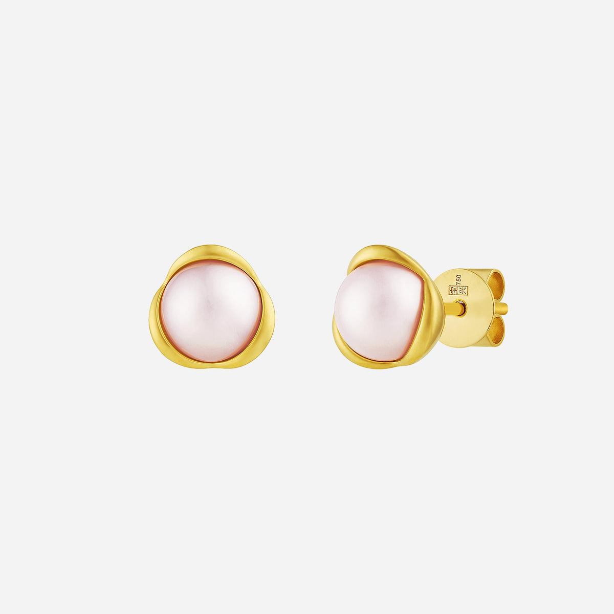 freshwater pearl earrings in 18k yellow gold with elegant circular design and soft pink hue. perfect for everyday elegance.