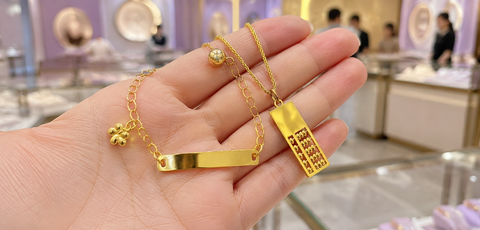 Top 10 Gold Jewellery Gifts for Mom in Singapore That She'll Actually Wear Daily
