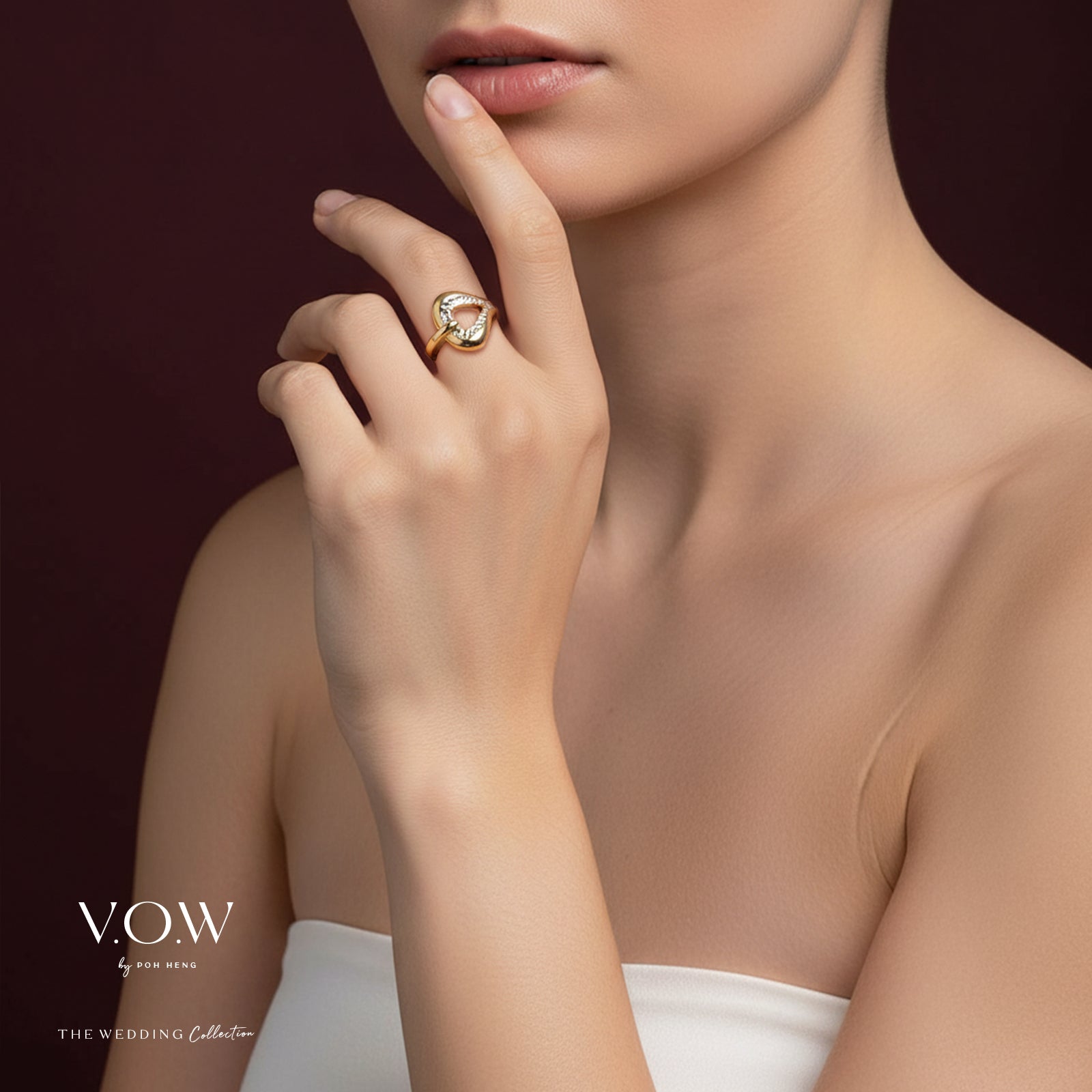 Elegance Omega Ring in yellow and white gold with a sleek, modern design showcasing a polished finish.
