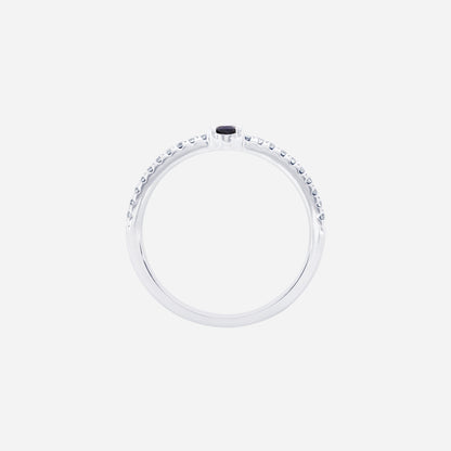 Round blue sapphire and diamond ring in 18K white gold with a delicate band design.