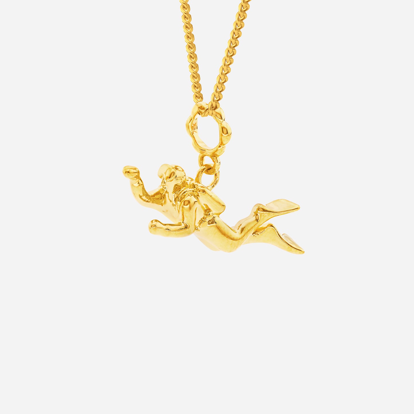 22k yellow gold diving pendant featuring a sculpted diver in motion, perfect for adventure lovers.