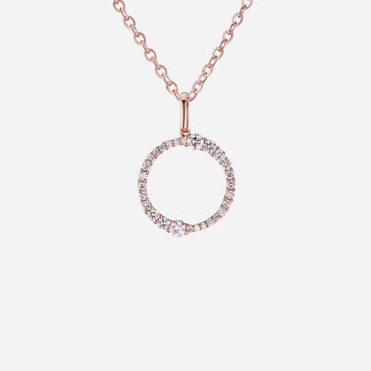 Halo diamond pendant in 18K rose gold featuring a circular design with brilliant diamonds. Perfect symbol of love.