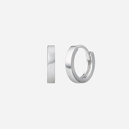 Huggie earrings in 18K white gold with a minimalist design, perfect for any outfit.